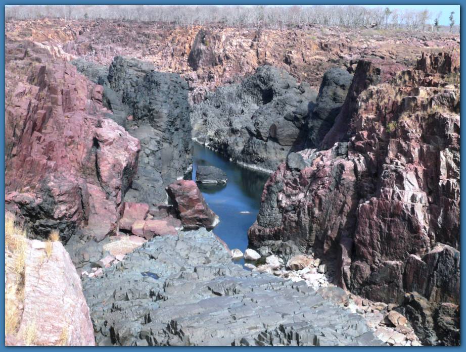 900x674 pixels (136K)